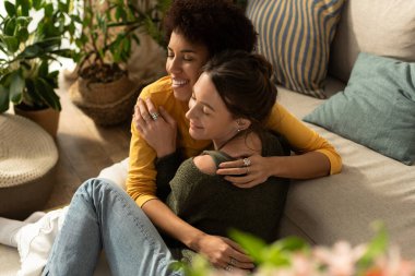 Sıcak, bitki dolu bir yerde, birkaç kucaklaşmada, neşe saçan ve bağ kuran.