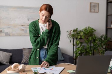 Kızıl saçlı genç bir kadın evinde üretken bir an yaşıyor ve işine odaklanıyor..