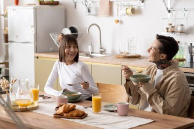 Sevgi dolu bir çift evde kahkaha ve kahvaltı paylaşıyor, birlikte güzel anlar yaratıyorlar..