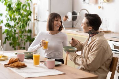 Bir çift gülücük ve keyifli bir kahvaltı paylaşır onların rahat mutfağında.