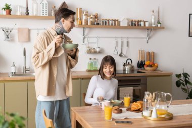 Çiftler evde sıcak bir kahvaltı yaparlar. Lezzetli yemeklere gülüp eğlenirler..