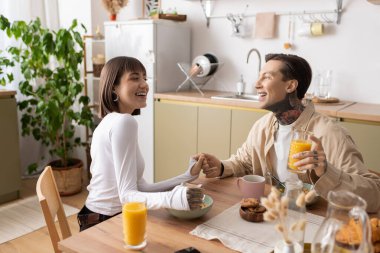 Neşeli çift birlikte sıcak bir kahvaltı yapar, evlerini kahkaha ve sevgiyle doldurur..