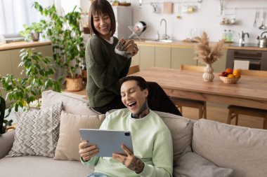 Evde bir çift rahat, kahkaha ve sıcaklıkla dolu, birbirine eşlik eden..