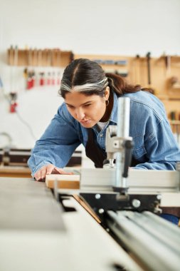 Parlak ve davetkar atölyeler, projesinde çalışan genç bir kadının kendini işine adadığını gösteriyor..