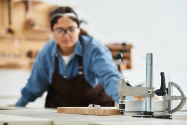 Nişanlı genç bir kadın atölyede hünerlerini ve yaratıcılığını sergiliyor..