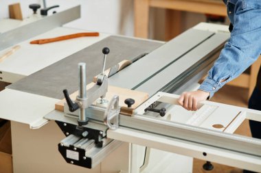 Genç, güzel bir kadın sanatına odaklanıyor, atölye araçlarını ustalıkla kullanarak fikirleri hayata geçiriyor..