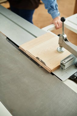 Yetenekli eller, bir atölyede teknikleri öğrenirken zarif ahşap projeler yapıyor..