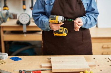 Genç bir kadın, canlı bir atölye atmosferinde yaratıcı tarafını benimsiyor..