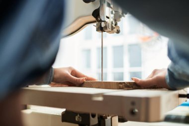 Genç bir kadın yaratıcılığı ateşleyen ilham verici bir atölyede odun kesiyor..