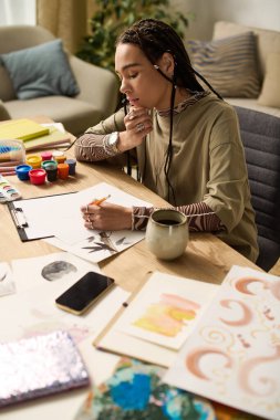 Modern bir dairede, genç bir Afrikalı Amerikalı kadın çizim yaparken sanatsal yeteneklerini keşfediyor..