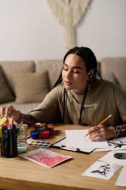 Genç Afrikalı Amerikalı kadın sanatına odaklanıyor, canlı renkler ve barışçıl dekorlarla çevrili..