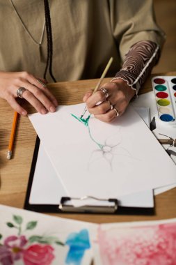 Genç bir kadın yaratıcılığını evinde şık bir dekorla resim yaparak ifade eder..