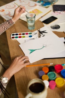 Genç bir kadın sanat yolculuğunu canlı ve modern bir dairede kucaklıyor..