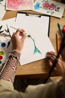 Parlak bir dairede, örgülü genç bir kadın güzel bir çiçek boyuyor..