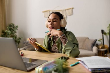 Örgülü genç bir Afrikalı Amerikalı kadın modern dairesinde bir anlık yaratıcılığın tadını çıkarıyor..