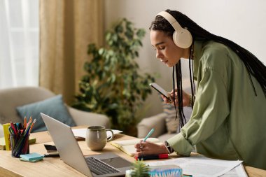 Şık giyinmiş genç bir kadın evinde dinlenirken masasında düşünceli bir şekilde çalışıyor..