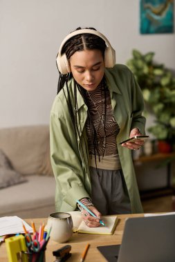 Canlı, örgülü genç bir kadın şık dairesiyle çevrili yaratıcı bir işe girişiyor..