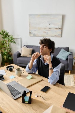 Kıvırcık saçlı genç bir adam beyin fırtınası yaparken şık çevresine hayran kalır..