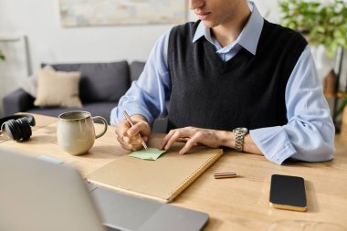 Genç bir adam rahat, şık bir dairede yazıyor, mutlu hissediyor..