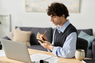 Şık bir dairede, genç bir adam düşünceli bir şekilde not defterine yazıyor, yaratıcılığa dalmış..