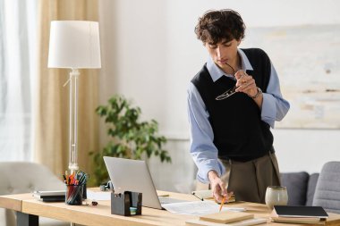 Zarif, modern bir dairede masasında çalışan yakışıklı bir genç adam..