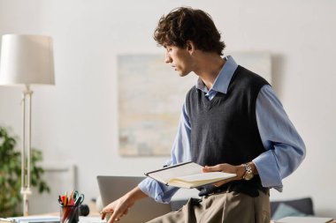 Kıvırcık saçlı yakışıklı genç bir adam şık bir dairede duruyor ve işine odaklanıyor..