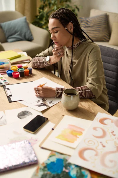 Modern bir dairede, genç bir Afrikalı Amerikalı kadın çizim yaparken sanatsal yeteneklerini keşfediyor..