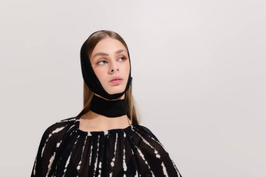 Genç bir kadın göz kamaştırıcı moda kıyafetine özgüven ve zarafet saçar..