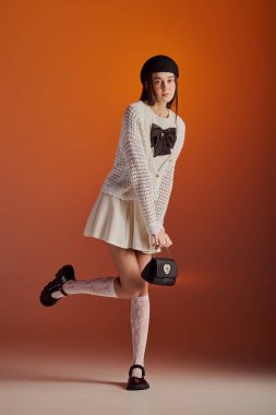 Güzel genç bir kadın, kendine has tarzını canlı bir arka planda sergiliyor..