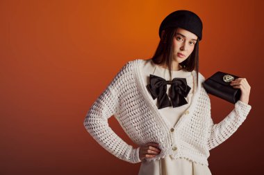 Genç bir kadın modaya uygun bir kıyafetle kendine has tarzını sergiliyor..