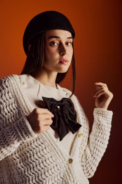 Güzel genç bir kadın kendine güveniyle şık görünümünü sergiliyor, çarpıcı bir görünüm yaratıyor..