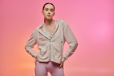 Kendine güveni tam bir kadın moda anlayışını renkli bir arkaplanda sergiliyor..