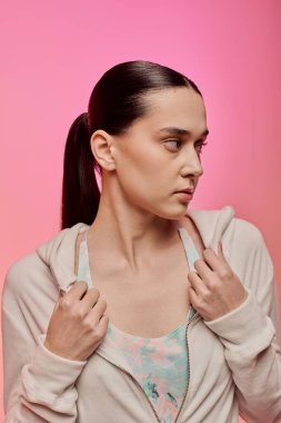 Güzel bir kadın moda anlayışını renkli bir ortamda sakin bir ifadeyle sergiliyor..