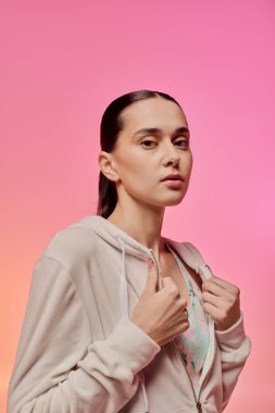 Şık bir kadın şık moda anlayışını sıcak bir gülümseme ve canlı renklerle sergiler..