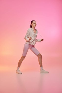 Kendine güvenen genç bir kadın moda anlayışını canlı bir ortamda sergiliyor..