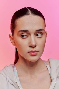 Çarpıcı bir kadın kendine has tarzını ve kendine olan güvenini canlı bir ortamda sergiliyor..