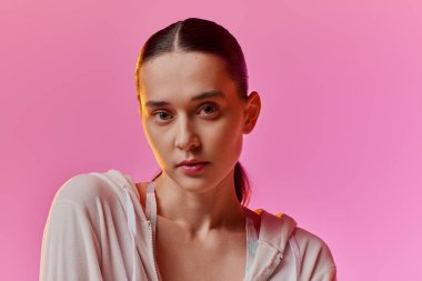 Güzel, genç bir kadın benzersiz tarzını sergiliyor. Doğrudan seyirciye bakıyor..