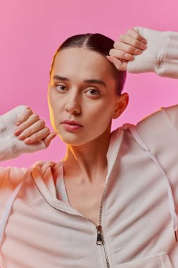 Güzel bir kadın kendine has tarzını göstererek şık bir kıyafet ve çarpıcı bir duruş sergiliyor..