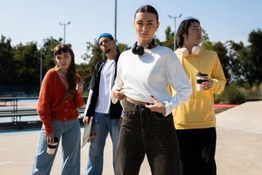 Arkadaşlar açık hava kaykay parkında toplanır, gülümsemelerini paylaşır ve birlikte unutulmaz anılar yaşarlar..