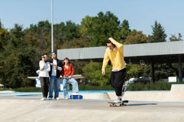 Genç arkadaşlar eğlence, numaralar ve kahkahalarla dolu bir gün için kaykay parkında toplandılar..
