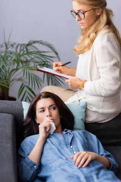 Brünette Frau mit psychischem Problem besucht Therapeuten — Stockfoto