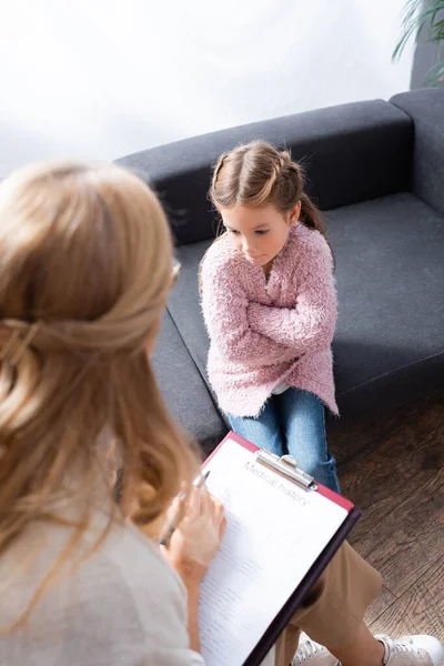 Menina paciente falando com psicólogo — Fotografia de Stock