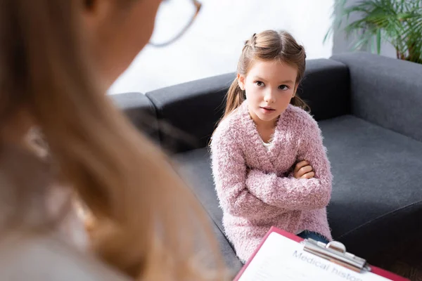 Маленька дівчинка терпляча розмовляє з психологом — стокове фото