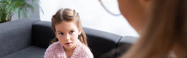 Little girl patient talking to psychologist, banner — Stock Photo