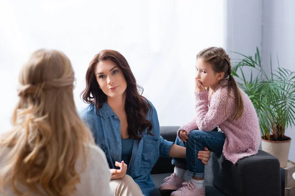 Madre preocupada llevando al niño al psicólogo - foto de stock