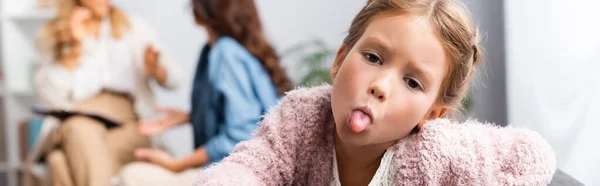 Hija tonteando mientras madre hablando con psicólogo, pancarta - foto de stock