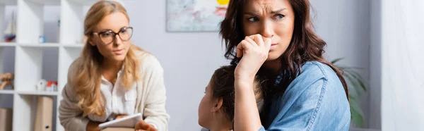 Crying mother bringing daughter to psychologist, banner — Stock Photo