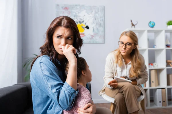 Crying mother bringing daughter to psychologist — Stock Photo