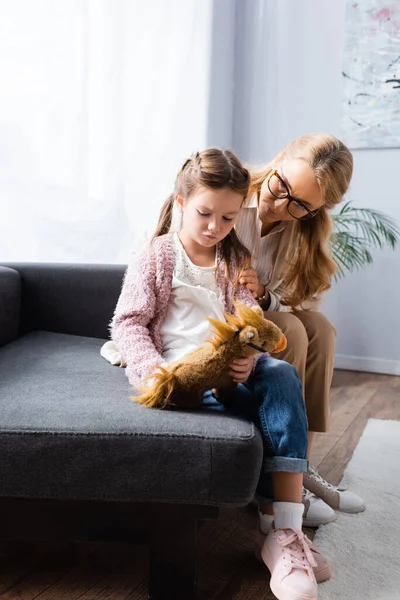 Kleine Patientin verärgert mit Spielzeug Besuchspsychologin — Stockfoto