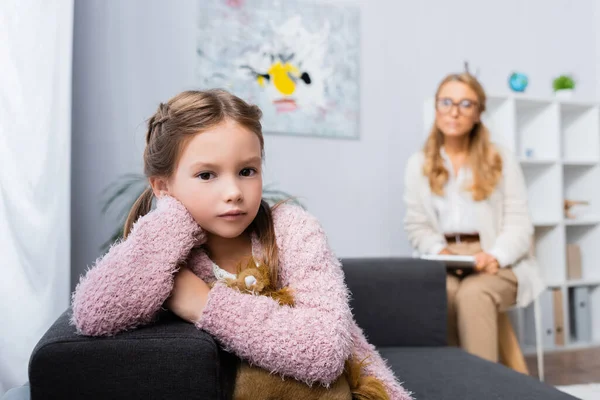 Petite fille patient avec jouet visite psychologue — Photo de stock